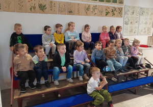 Dzieci podczas wycieczki do muzeum