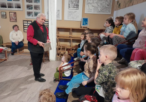 Dzieci oglądają ramkę do tworzenia papieru