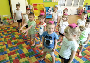 stoimy z workami na głowie