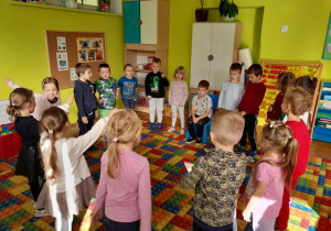 Dzieci śpiewają koledze "Sto lat"