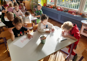Dzieci rysują koledze laurki urodzinowe