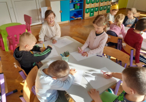 Dzieci rysują koledze laurki urodzinowe