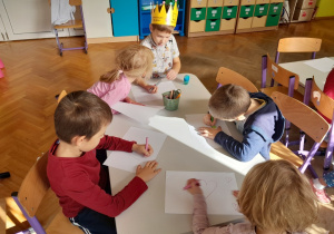 Dzieci rysują koledze laurki urodzinowe