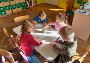 Dzieci rysują koledze laurki urodzinowe