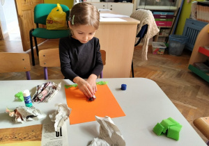 dziewczynka przykleja pień drzewa
