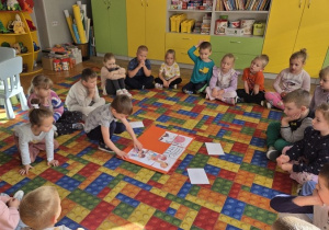 Dzieci układają napis z puzzli
