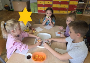 dzieci tworzą jeża z jabłuszka