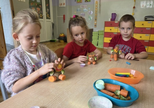 dzieci konstruują ludziki z warzyw