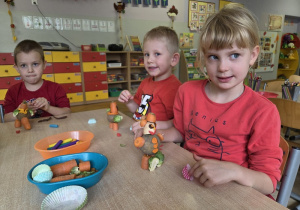 dzieci konstruują ludziki z warzyw