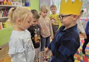 chłopiec częstuje słodyczami