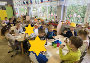 dzieci jedzą ciasto i piją soczek