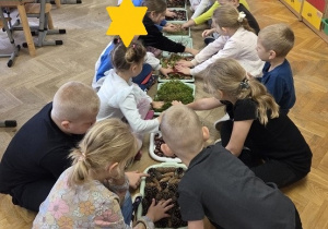 dzieci tworzą ścieżkę sensoryczną