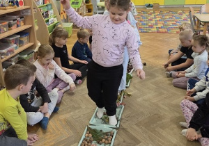 dzieci stopami chodzą po jesiennej ścieżce