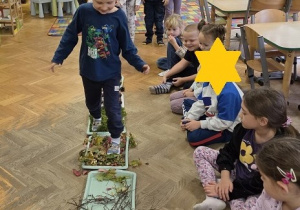 stopami wędrują po ścieżce