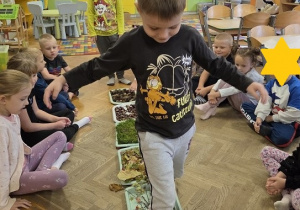 stopami wędrują po ścieżce
