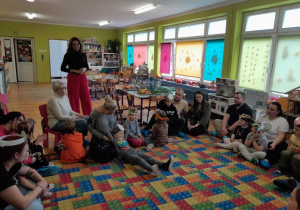 Pani dietetyk wygłasza prelekcję