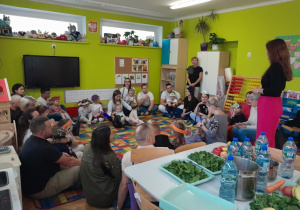 Pani dietetyk wygłasza prelekcję