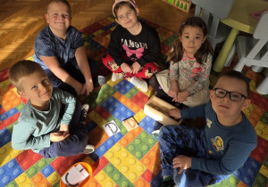 dzieci układają literę - a