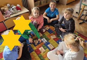 dzieci układają literę - d