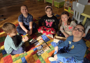 dzieci prezentują ułożone litery