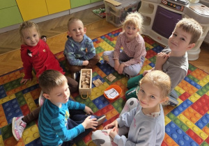 dzieci układają z klocków litery