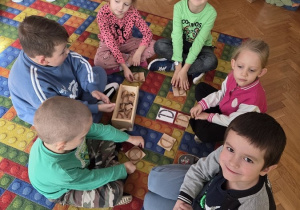 dzieci układają litery