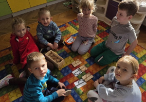 dzieci prezentują ułożone litery