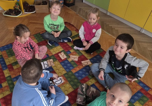 dzieci układają litery
