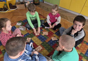 prezentują ułożone litery