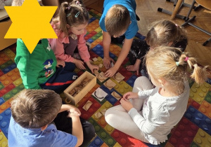 układają literę - d