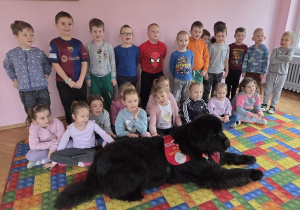 wspólne zdjęcie dzieci z Teodorem