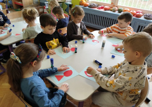 dzieci przyklejają elementy