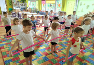 ćwiczymy z laskami gimnastycznymi