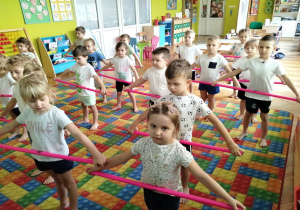 ćwiczymy z laskami gimnastycznymi