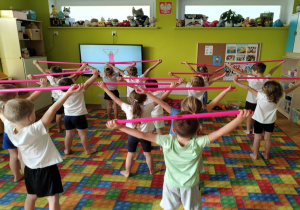 ćwiczymy z laskami gimnastycznymi