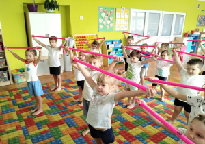 ćwiczymy z laskami gimnastycznymi