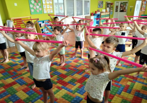 ćwiczymy z laskami gimnastycznymi