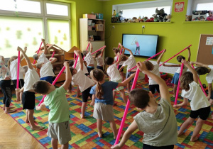 ćwiczymy z laskami gimnastycznymi