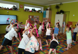 ćwiczymy z laskami gimnastycznymi