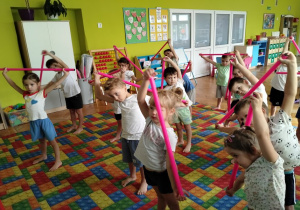 ćwiczymy z laskami gimnastycznymi