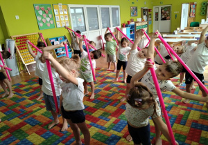 ćwiczymy z laskami gimnastycznymi