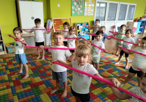 ćwiczymy z laskami gimnastycznymi