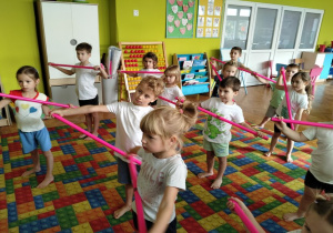 ćwiczymy z laskami gimnastycznymi