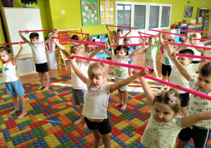 ćwiczymy z laskami gimnastycznymi