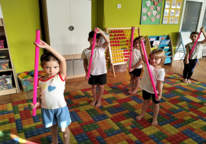 ćwiczymy z laskami gimnastycznymi