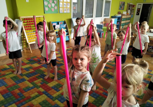 ćwiczymy z laskami gimnastycznymi