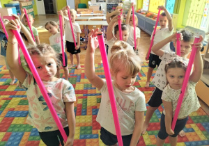 ćwiczymy z laskami gimnastycznymi