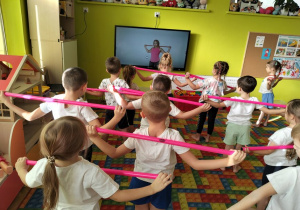 ćwiczymy z laskami gimnastycznymi