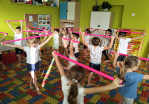 ćwiczymy z laskami gimnastycznymi