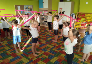 ćwiczymy z laskami gimnastycznymi